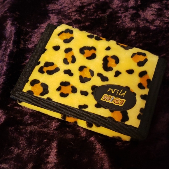 Leopard patterned fuzzy trifold wallet - Picture 1 of 3